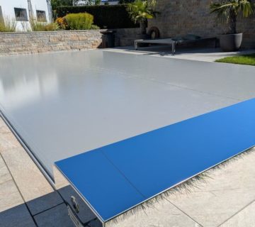 Moderne Poolabdeckung im Garten von Gartengestaltung Otto
