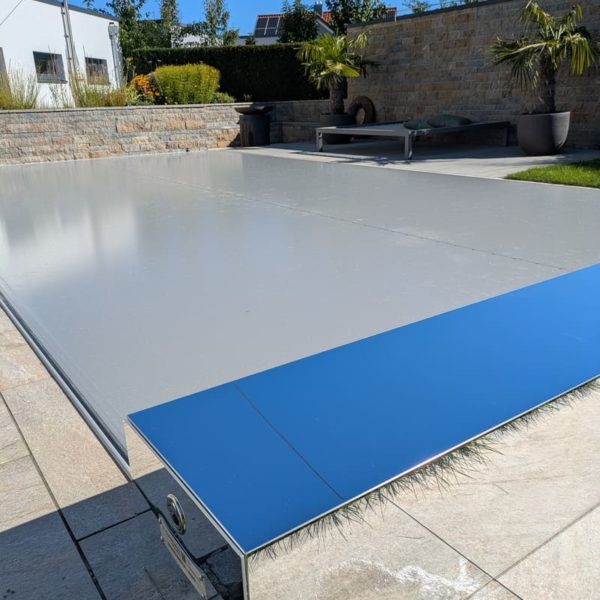 Moderne Poolabdeckung im Garten von Gartengestaltung Otto