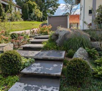 Schwebende Stufenanlage aus Schellevis Beton im modernen Garten